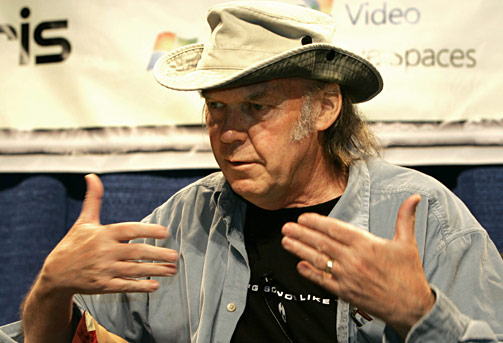 PROTESTERER: Neil Young har nettopp fullf�rt et album med sterk kritikk av amerikas krigf�ring i Irak. Her fotografert under South by Southwest-festivalen i mars, hvor han promoterte dokumentaren �Heart of Gold�.