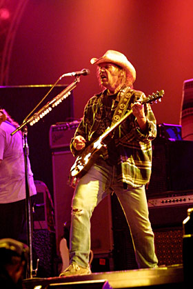 BR�KER: Neil Young kan fortsatt over�se sitt publikum med gitarkaskader, selv om han har rundet de seksti. Her fra konserten p� Roskilde-festivalen i 2001. Hans nye album beskrives som en folk-metall-protest.