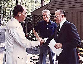 CAMP DAVID-AVTALEN 1978: Ford�mmes i Hamas' charter. Den egyptiske presidenten Anwar al-Sadat (til venstre) sammen med den israelske statsministeren  Menachem Begin og Jimmy Carter.