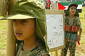 JIHAD: Den eneste m�ten � l�se problemet p� er hellig krig, sl�s det fast i Hamas charter. Her to sm� palestinske gutter med lekeselvmordsbelte og Jihad-plakat.
