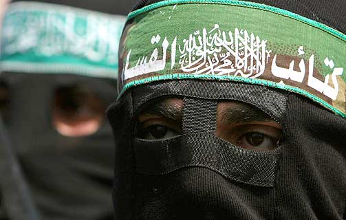 KRIG ER ENESTE L�SNING: I Hamas charter f�r j�dene skylda for alt som har g�tt galt i verden. Her en tildekket Hamas-tilhenger.