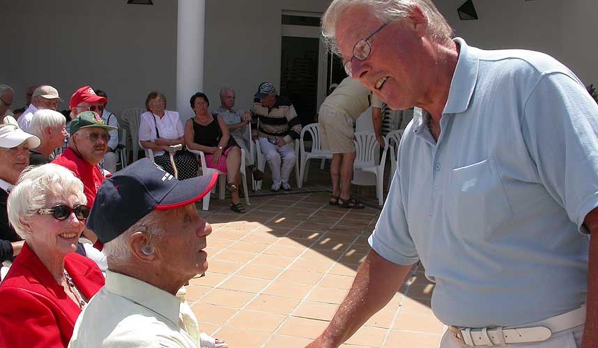  SOLKONGEN:  Mer enn 330 Frp-tilhengere fant veien til Plaza del Sol i Alfaz del Pi for � h�re p� partiformannen. Her hilser Carl I. Hagen p� Konrad Midtthun (95) som er Frp Alfaz del Pis eldste medlem. Han har v�rt med i partiet siden 1973.