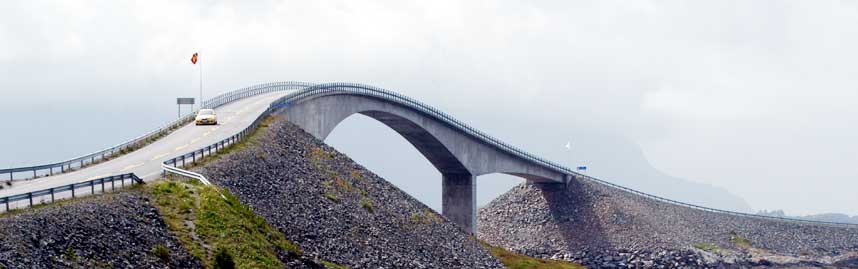I ETT MED NATUREN: De mange bruene langs kysten er spektakul�re � se p� og kj�re over.