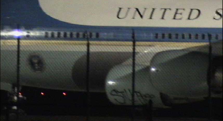 IKKE NOE BILLIG STUNT: - Du m� v�re veldig rik for � f� det til, forteller mannen bak taggestuntet mot George W. Bush' fly. Uten � oppgi hvor mye motebyr�et i New York betalte for � f� det til.