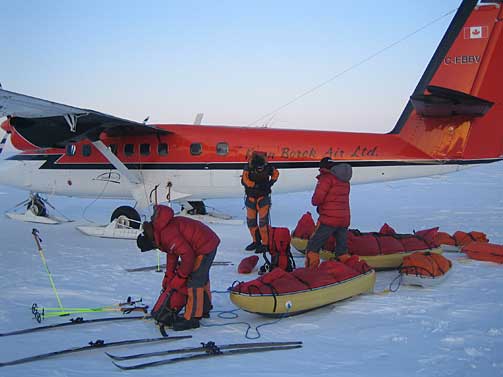 REKORD: Her legger ekspedisjonen ut fra Ward Hunt på Ellesmere Island i Canada. Polpunktet ble nådd på 48 dager og 22 timer. Ekspedisjonen knuste dermed den tidlige rekorden på ruta, som var 60 dager.