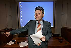 KRITISERTE PR�VENE: N�v�rende utdanningsminister �ystein Djupedal gjeninnf�rer likevel de nasjonale pr�vene i 2007.