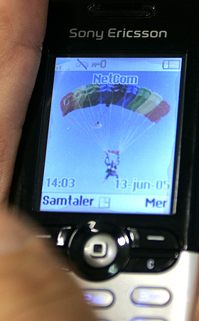 SL� MOBILEN AV OG P�: Hvis du er Netcom-kunde og har problemer med nettet b�r du pr�ve � sl� mobilen av og p�, r�der Netcom.