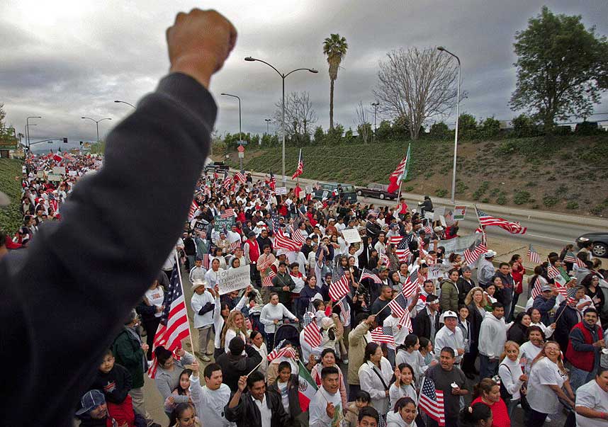 STORE DEMONSTRASJONER: i Dag er det ventet nye stordemonstrasjoner til st�tte for illegale innvandrere i USA. Her et bilde fra 10. april der demonstranter g�r ned Van Nuys Boulevard i Los Angeles.