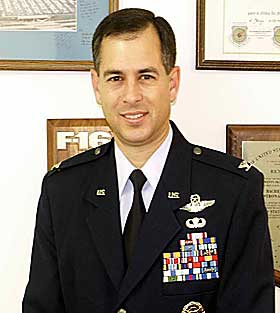 SVARER DEG: Oberst Richard Harris ved den amerikanske ambassaden i Oslo er sjef for kontoret for forsvarssamarbeid (ODC) ved ambassaden, og stedlig representant for USA i forhandlingene om Joint Strike Fighter.