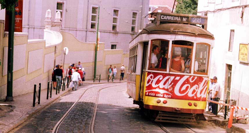 GRATIS TRIKK: I Lisboa kan du snirkle deg gjennom trange gater i en gammel trikk. Kollektivtransport er gratis med Lisboa Card.