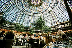 PENGER � SPARE I PARIS: Flere av shoppingmagasinene gir rabatt p� sine varer om du bruker Paris City Passport. Blant annet kan du handle billigere i det kjente varemagasinet Printemps.