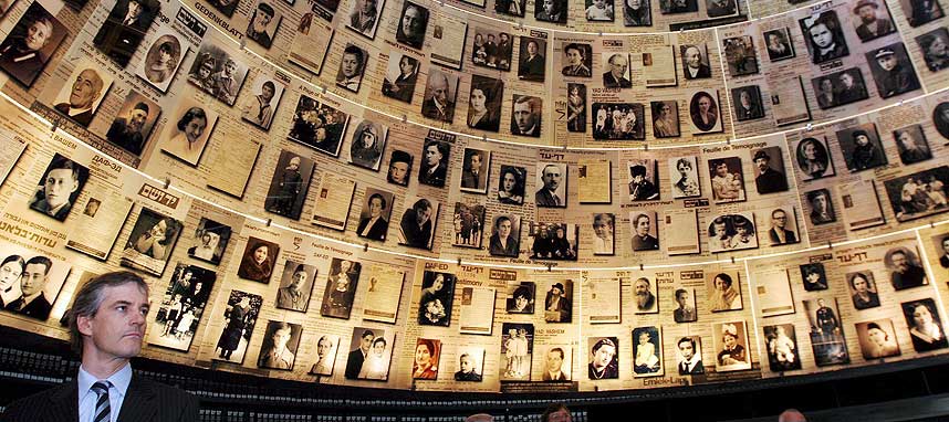  NAZI-OFRE  Utenriksminister Jonas Gahr St�re studerer utstillingen med j�diske krigsofre i Holocaust-museet i Jerusalem i morges.