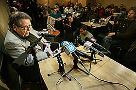 KREVER GJENOPPTAKELSE: Advokat Arne Haugestad under lanseringen av sin bok «Kappefall» i 2004. I boka ble store deler av den hemmelige dommen mot Treholt offentliggjort.
