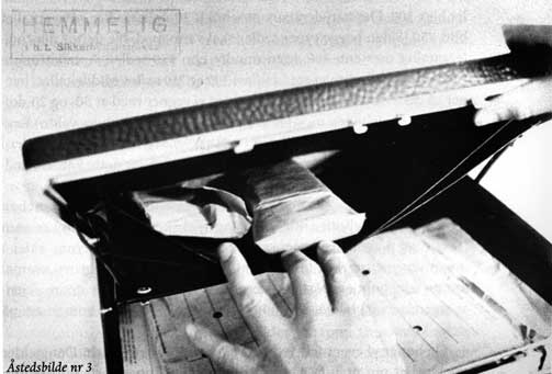 PENGEBEVISET: Politiet fant disse dollarbunkene i Treholts attachékoffert i leiligheten hans i 1983. Fotografiene er fortsatt hemmeligstemplet, men ble offentliggjort av Treholts gamle advokat Arne Haugestad. Han mener politiet har tuklet med dette beviset, og tror ikke det var plass til så mange dollarsedler av lav valør i konvoluttene som politiet hevdet.