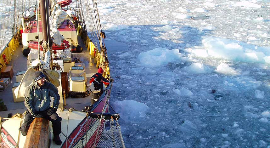 EKSOTISK REISE: Alex Hartley om bord i skipet som ekspedisjonene seilte med rundt Svalbard.