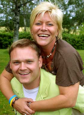 LEKER GODT SAMMEN:
Frp-formann Siv Jensen og ungdomsparti-leder Trond Birkedal kommer godt overens.