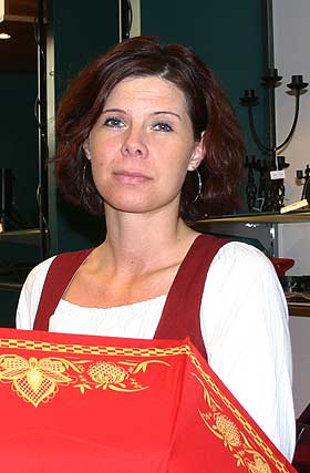 - FINT MED MATCHENDE PARAPLY: Mona Elverum i Heimen Husflid.