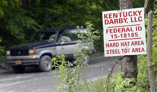 EKSPLOSJON: En vaktpatrulje holder utkikk ved inngangen til kullgruven �st i Kentucky der fem arbeidere l�rdag omkom i en eksplosjon.