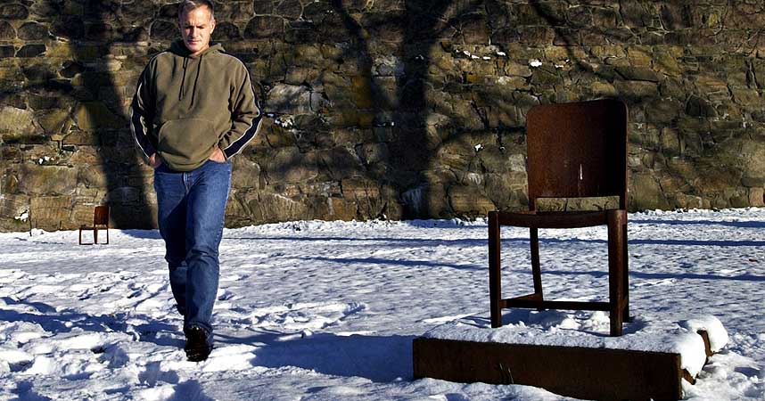  OMSTRIDT:  Den kontroversielle j�diske forfatteren Norman G. Finkelstein ved holocaust-monumentet p� Vippetangen under et norgesbes�k i 2004.