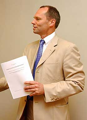 GRANSKET: Utvalgsleder Hans Petter Graver la frem granskningsrapporten i dag klokken 10.00.