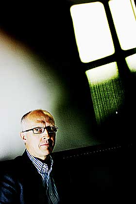 G�R SYSTEMATISK TIL VERKS: Espen D�ndel i advokatfirmaet Simonsen mener film- og musikkbransjen er i ferd med � trappe opp arbeidet mot piratene.