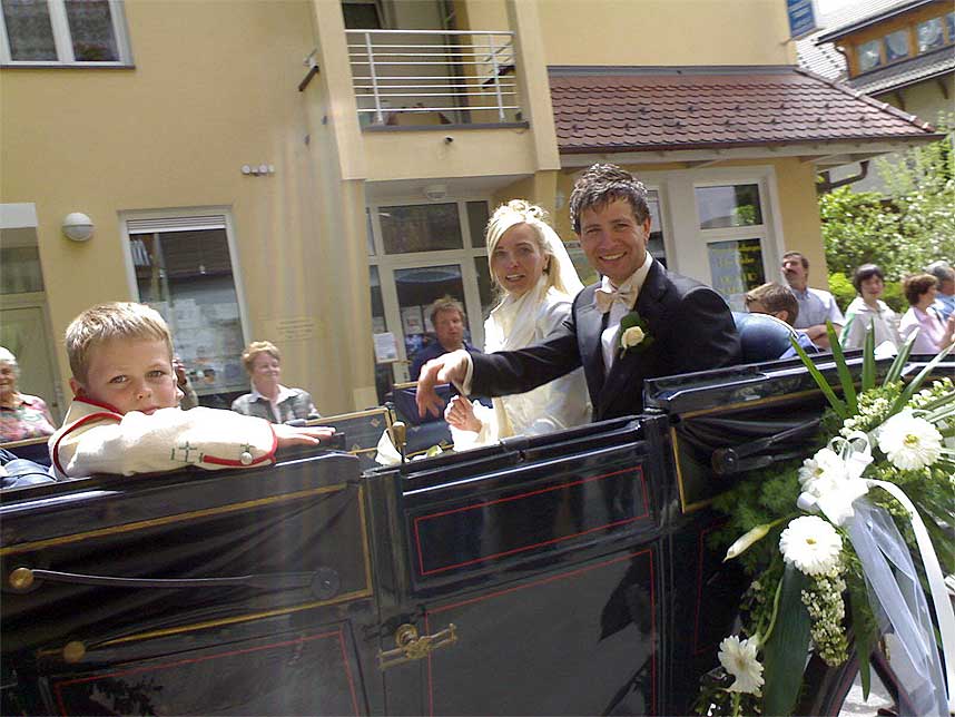 FLOTT EKVIPASJE: Nathalie Santer og Ole Einar Bj�rndalen ble kj�rt med hestedrosje fra kirken til Grand Hotel, der bryllupsfesten arrangeres i kveld.