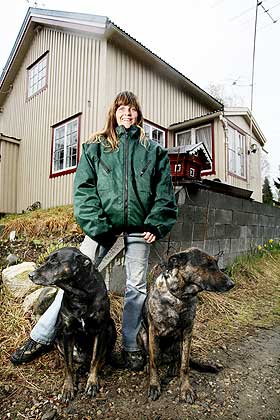  Ble advart:  Karen T�raasen (41) ble advart mot � flytte inn i nabohuset til Einar �deg�rd. -  De sa at han var helt g�ren, sier Karen. Her med kamphundene Ronja og Tinka - for anledningen i b�nd.
