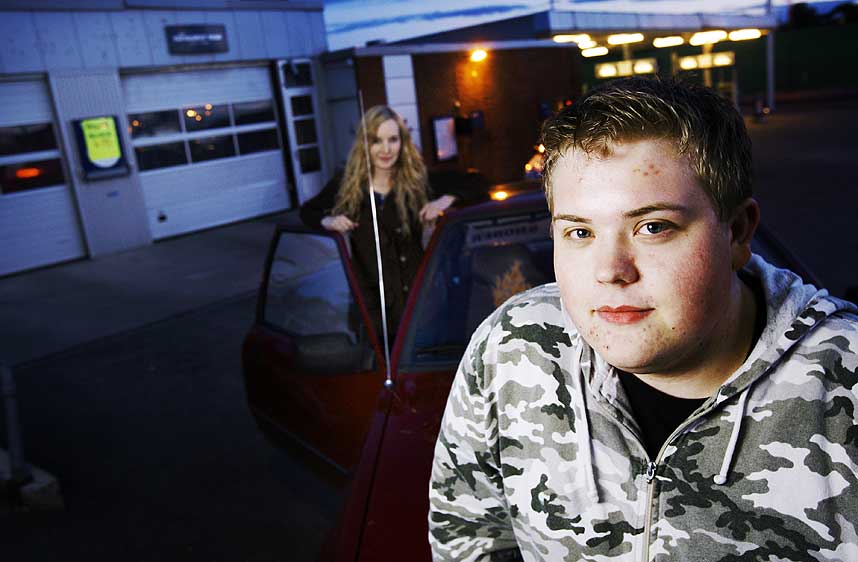  SKREKKOPPLEVELSE: Snorre Berg-Domaas (19) og Caroline Pedersen (20) trodde de skulle d� da bilvaskemaskinen p� Hydro Texaco-stasjonen i Nyg�rdskrysset i �s kommune.