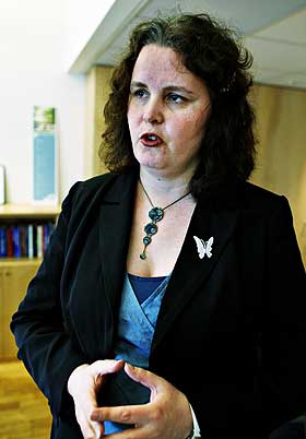 VIL HA F�RRE R�YKERE: Det er min plikt som helseminister � si at r�yking f�rer til en del sykdommer, sier Sylvia Brustad.