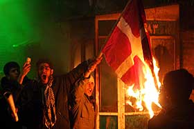 H�NER DANNEBROG: Demonstranter brenner det danske flagget i Teheran 6. februar.