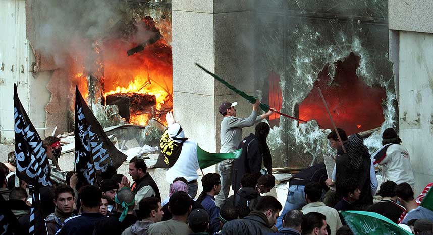 RINGVIRKNING: Rasende demonstranter stormer og setter fyr p� det danske konsulatet i Beirut 5. februar.