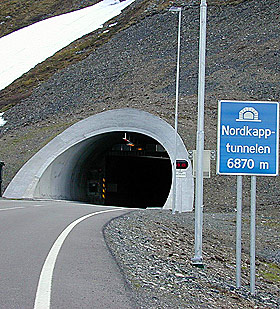 DYRE KILOMETER: Rundt en milliard kroner kostet fastlandforbindelsen til Mager�ya i Finnmark. Her passerer i snitt 300 biler i d�gnet.