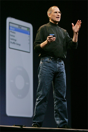M� SVARE: Apple, her representert ved toppsjef Steve Jobs, m� svare p� krav fra de nordiske forbrukerombudene.
