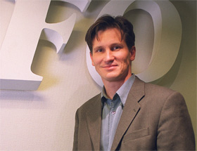 TRUER MED B�TER: Forbrukerombud Bj�rn Erik Thon krever endring i iTunes kundekontrakter.