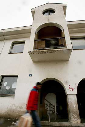 TALEN I KOSOVO POLJE: P� denne balkongen holdt Slobodan Milosevic den talen mange mener var startskuddet for den serbiske nasjonalismen, og de etniske rensningene i det tidligere Jugoslavia.