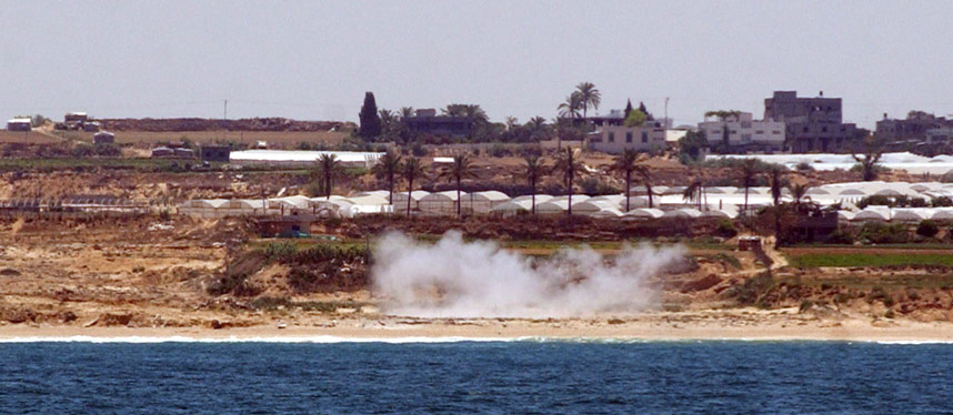 TRAFF STRAND: Bildene fra det israelske forsvaret viser hvordan stranda ble truffet.