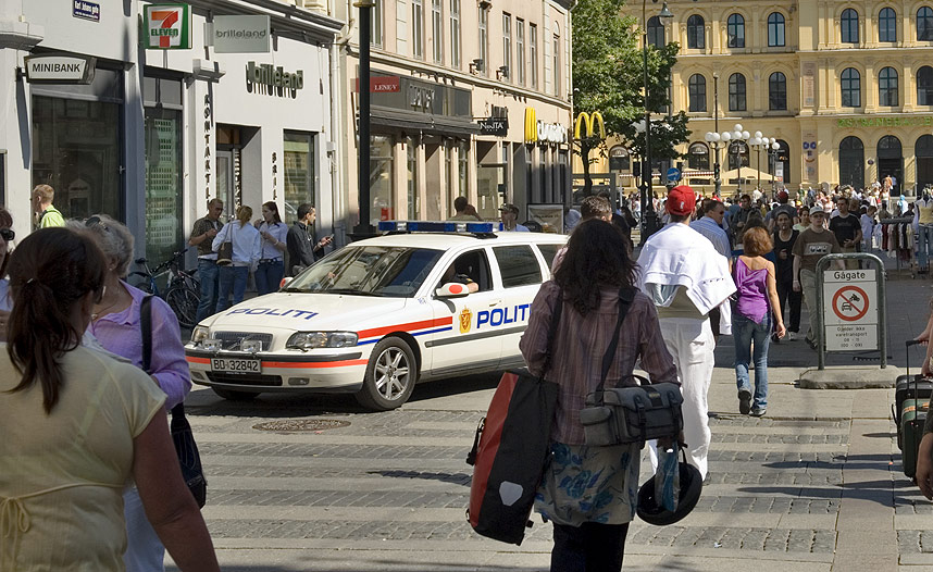 P� �PEN GATE: Rett utenfor Karl Johans gate 3 ble mannen knivstukket i ansiktet.