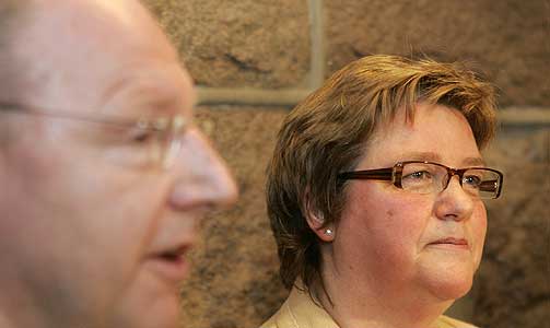  FIKK BESKJED I DAG:  Arbeidsminister Bjarne H�kon Hanssen ga partene i bankkonflikten beskjed i ettermiddag om at regjeringen stopper streik og lockout i bankene. Her  forbundsleder Jorunn Berland i Finansforbundet og forhandlingsleder Jan Asker i Finansn�ringens Arbeidsgiverforening.