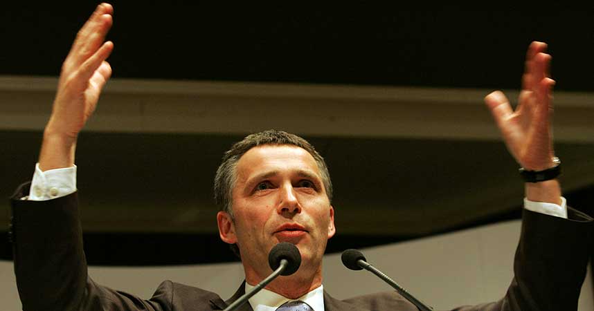 INSPIRERENDE?: Nordmenn flest bryr seg ikke om politikk. Her gj�r statsminister Jens Stoltenberg et �rlig fors�k p� � spre engasjement fra talerstolen under sin innledningstale p� Arbeiderpartiets landsstyrem�te i Oslo