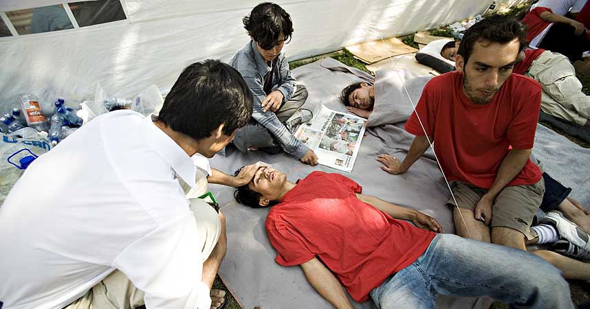 STADIG SVAKERE: Noen av de rundt 60 sultestreikende afghanerne utenfor Domkirken i Oslo har ikke spist p� nesten tre uker.