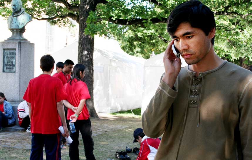 - FRIVILLIG ELLER MED MAKT: Zahir Athari, talsmann for de sultestreikende afghanerne, fikk klar beskjed av Oslo-politiet p� telefon i kveld.  Men aksjonistene nekter � dra frivillig.