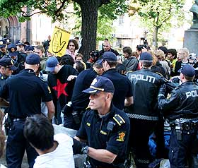 T�FFE TAK: Det var i korte perioder sv�rt amper stemning p� domkirkeplassen, selv om ingen skulle arresteres.