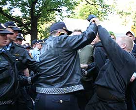 H�NDGEMENG: Da politiet rev teltet til aksjonistene var det till�p til sl�sskamp mellom blitzere og politiet, og skjellsordene haglet.