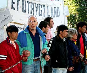 NORSKE ST�TTESPILLERE: Blant andre Erling Folkvord deltok i lenkeaksjonen i dag tidlig.