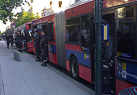 BUSS TIL LEGEVAKTEN: De utmattede afghanerne ble b�ret til to ventende busser. Flere gikk ogs� ved egen maskin.