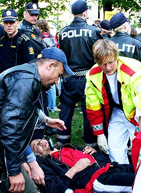 FRAKTET TIL SYKEHUS: En utmattet afghaner som deltok i sultestreiken ble i 08-tida kj�rt bort i ambulanse. Han skal ha kollapset da politiet rev ned teltet som aksjonistene satt lenket rundt.