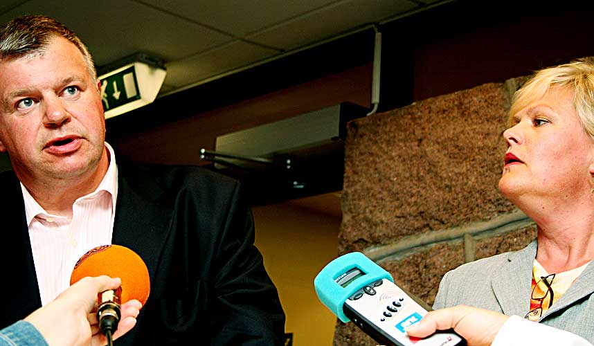 - DERE FORSINKER ARBEIDET V�RT: Kristin Halvorsen (SV) og Bjarne H�kon Hanssen (Ap) er uenige om regjeringens flyktningepolitikk, men enige om at sultestreiken kun har negative konsekvenser for afghanerne.