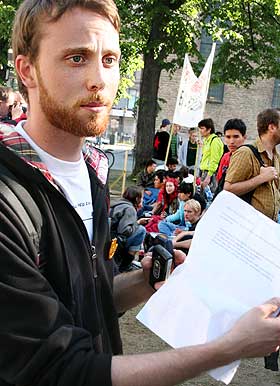 BLIR P� DOMKIRKEPLASSEN: F�rste nestleder Ola Melbye Pettersen i SOS Rasisme og mange andre norske aktivister vil fortsette med � st�tte og legge til rette for afghanernes sultestreik.