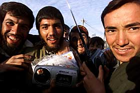 MUSIKKSTUND I KABUL: Unge afghanere h�rer p� musikk for f�rste gang i Kabul i 2001. De hadde opplevd fem �r med Taliban og sharialovgivning.