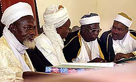 SHARIADOMSTOLEN: Kadhiene Muhamadu-Bello Rabah, Bello Suleman, Abdukadir Tambani og Tumsan Usman i shariadomstolen i Sokoto nord i Nigeria i 2002. Det dreide seg om steining av en kvinne som fikk barn utenfor ekteskap.